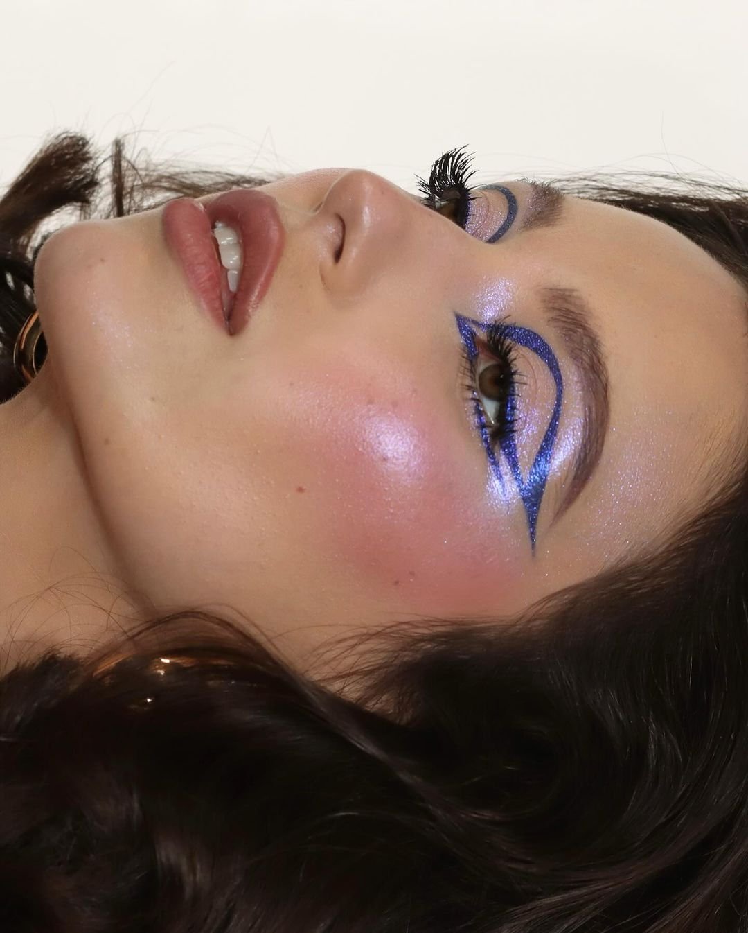 @nikki_makeup - maquiagem-brilho-delineador-glitter - cuidados com a pele no carnaval - verão - brasil - https://stealthelook.com.br