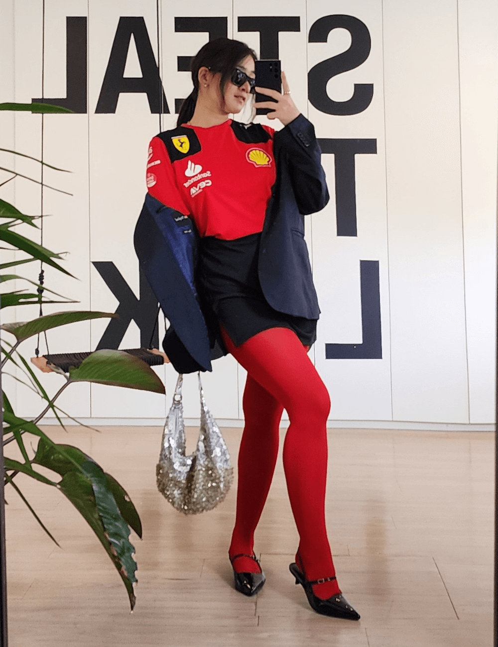 Izabela Suzuki - meia-calça vermelha, minissaia preta, blusa vermelha ferrari, kitten heels e blazer oversized - Fórmula 1 - verão - mulher asiática tirando foto no espelho - https://stealthelook.com.br