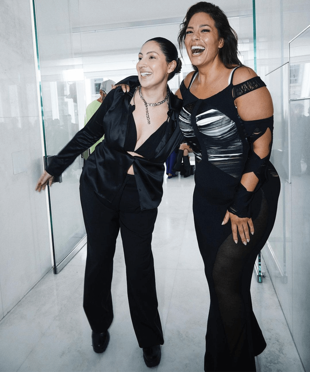 Karoline Vitto - roupas pretas diversas - Prêmio LVMH 2024 - verão - Duas mulheres usando roupas pretas sorrindo e se abraçando - https://stealthelook.com.br