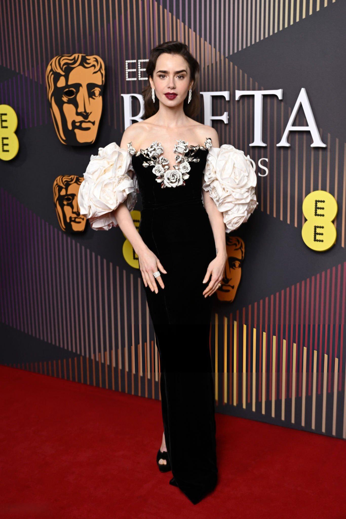 Lily Collins - vestido-preto - BAFTA 2024 - bafta - brasil - https://stealthelook.com.br