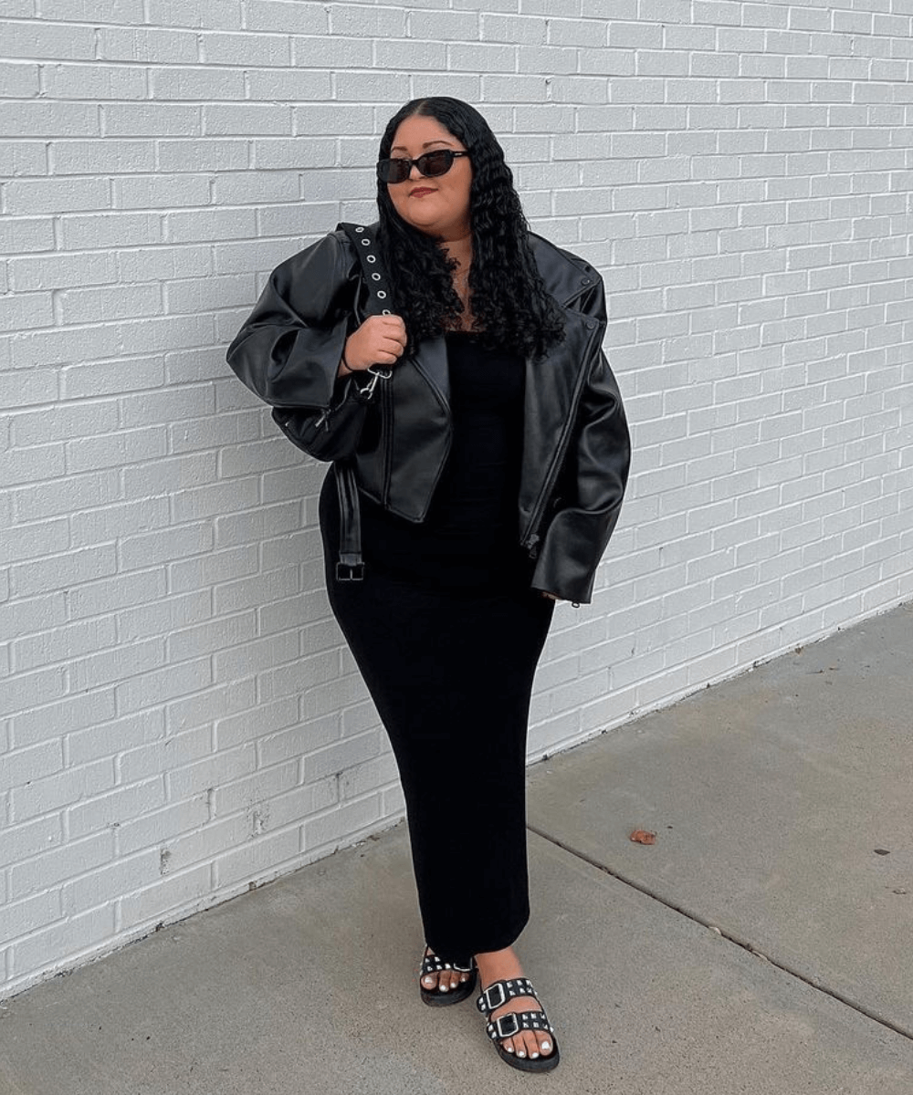 @stephmnavarro - vestido longo preto, jaqueta de couro preta e papete - jaqueta de couro - inverno - mulher em pé na rua usando óculos de sol - https://stealthelook.com.br