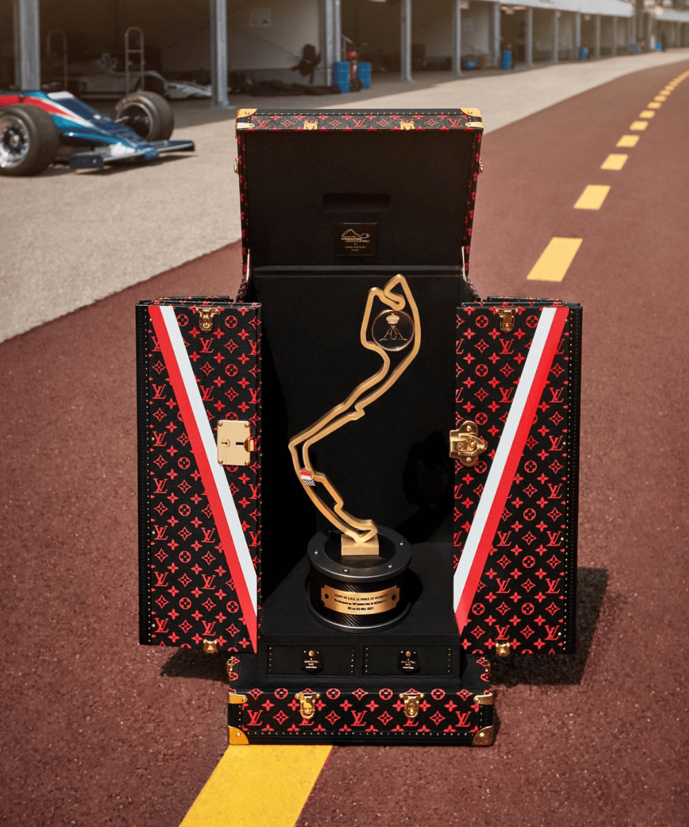 Troféu Mônaco Grand Prix - N/A - Fórmula 1 - inverno - foto de um troféu dourado com o circuito de mônaco dentro de uma mala da louis vuitton - https://stealthelook.com.br