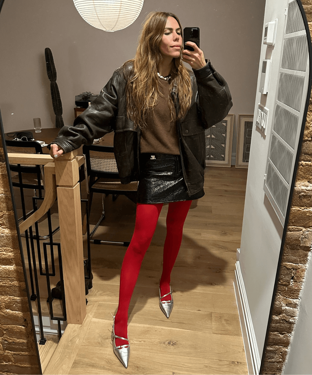 Catharina Dieterich - meia-calça vermelha, minissaia preta, moletom marrom e jaqueta preta - inverno 2024 - inverno - foto] - https://stealthelook.com.br