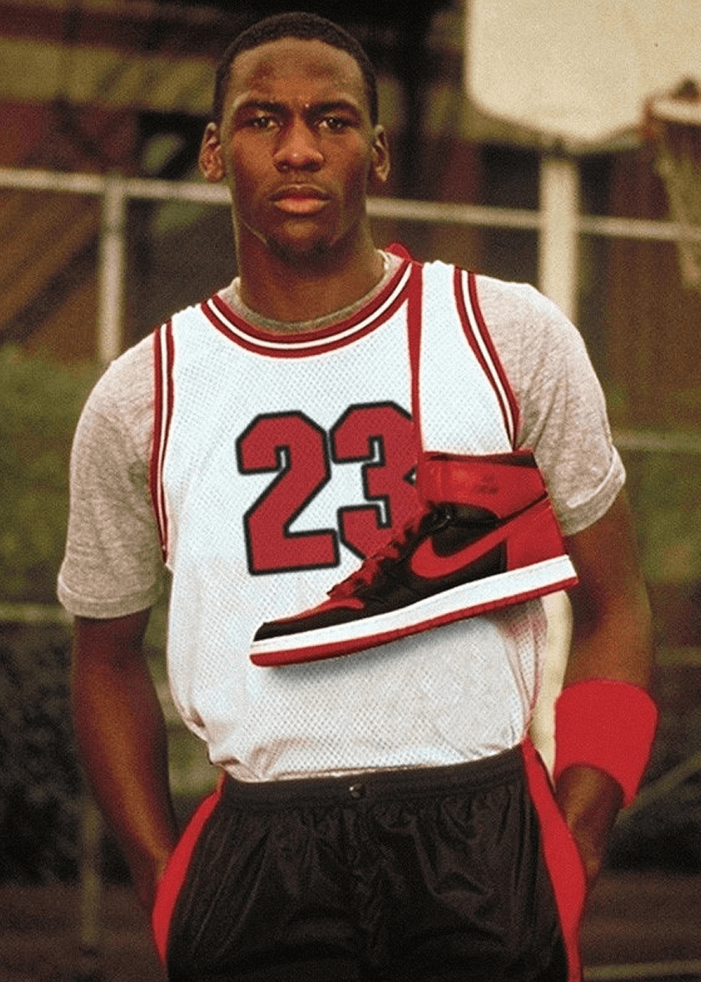 Michael Jordan - blusa de basquete - moda e esporte - verão - homem negro parado em pé com um tênis em volta do pescoço - https://stealthelook.com.br