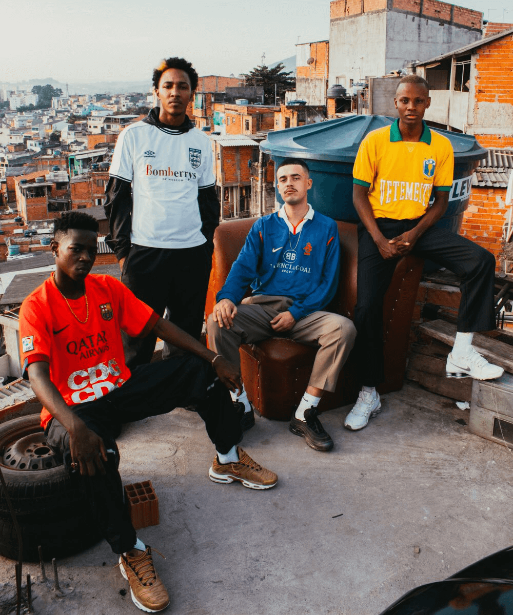 Pinterest - roupas diversas - moda e futebol - verão - a foto mostra 4 homens parados, posando em frente a uma periferia em são paulo, usando camisas de futebol - https://stealthelook.com.br