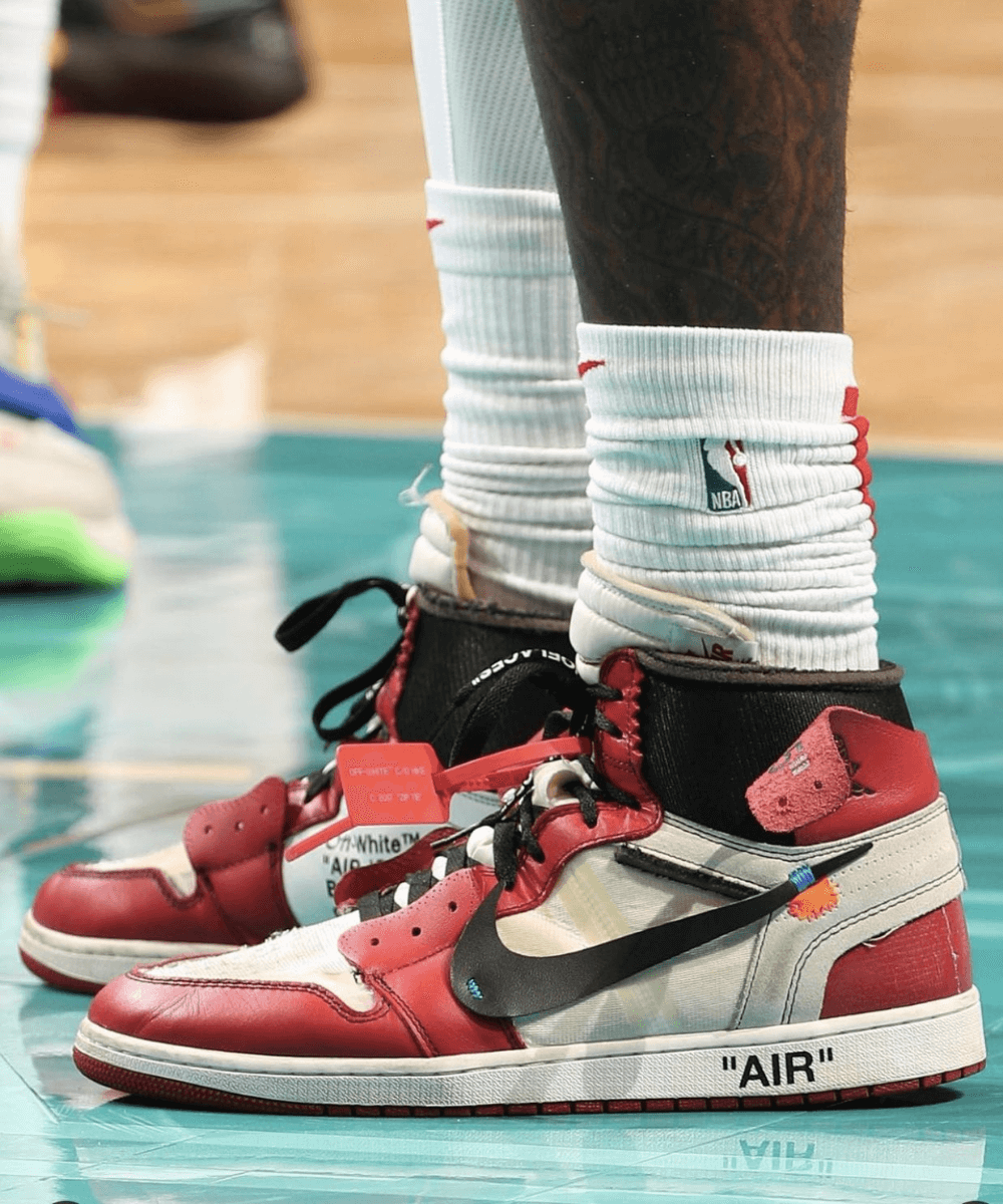 Tênis 'Air Jordan 1'  - N/A - moda e basquete - verão - foto close de um tênis da Air Jordan da Nike preto, vermelho e branco - https://stealthelook.com.br