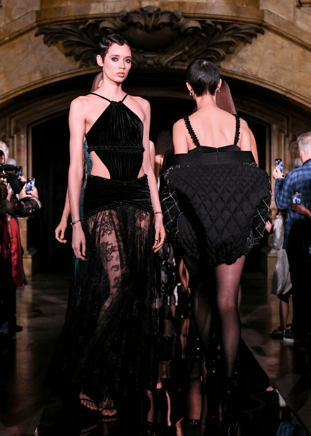 Desfile 'Femme Frames' - vestido preto cut-out - semana de moda de Nova York - inverno - modelo andando na passarela - https://stealthelook.com.br