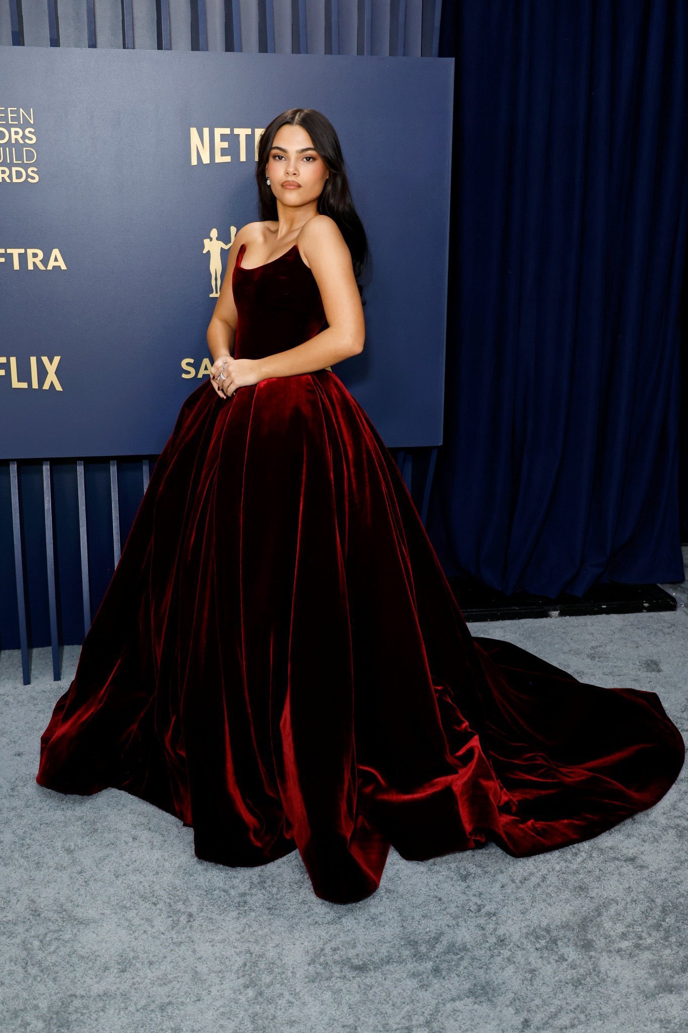 Ariana Greenblatt - vestido-vinho-cintura-baixa-veludo - sag awards 2024 - verão - premiação - https://stealthelook.com.br