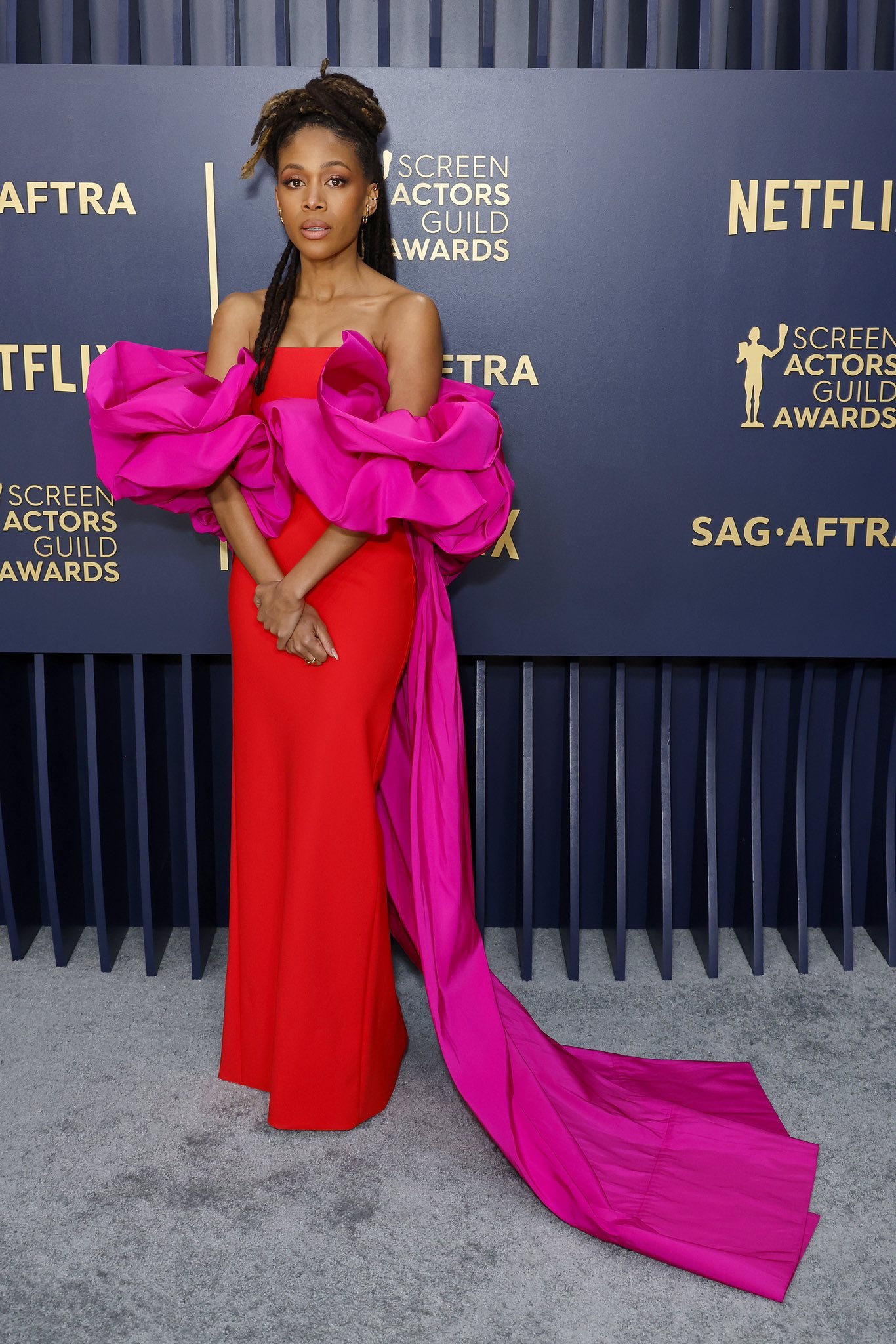 Nicole Beharie - vestido-rosa-vermelho - sag awards 2024 - verão - brasil - https://stealthelook.com.br