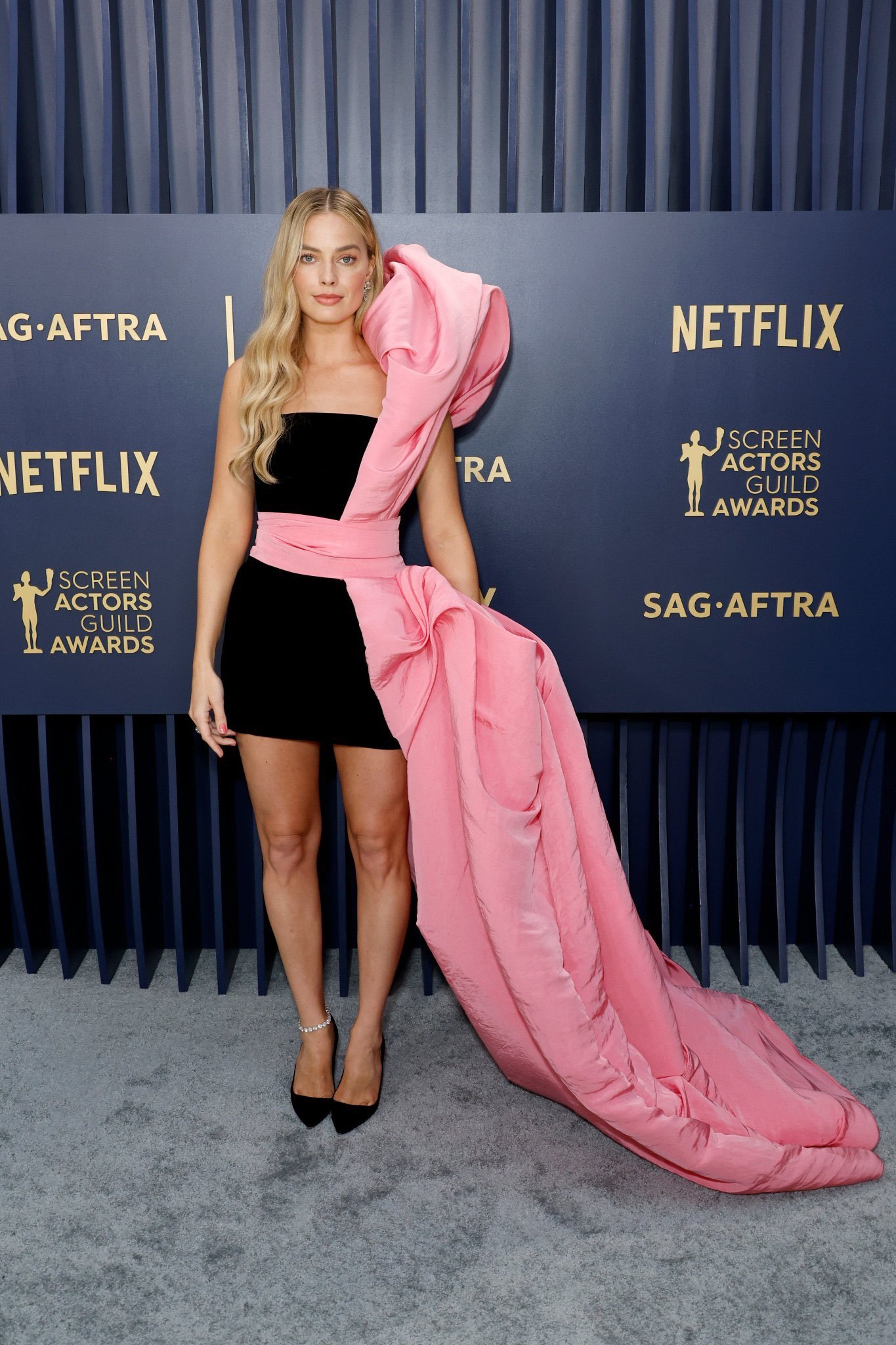 Margot Robbie - vestido-preto-rosa - sag awards 2024 - premiação - premiação - https://stealthelook.com.br