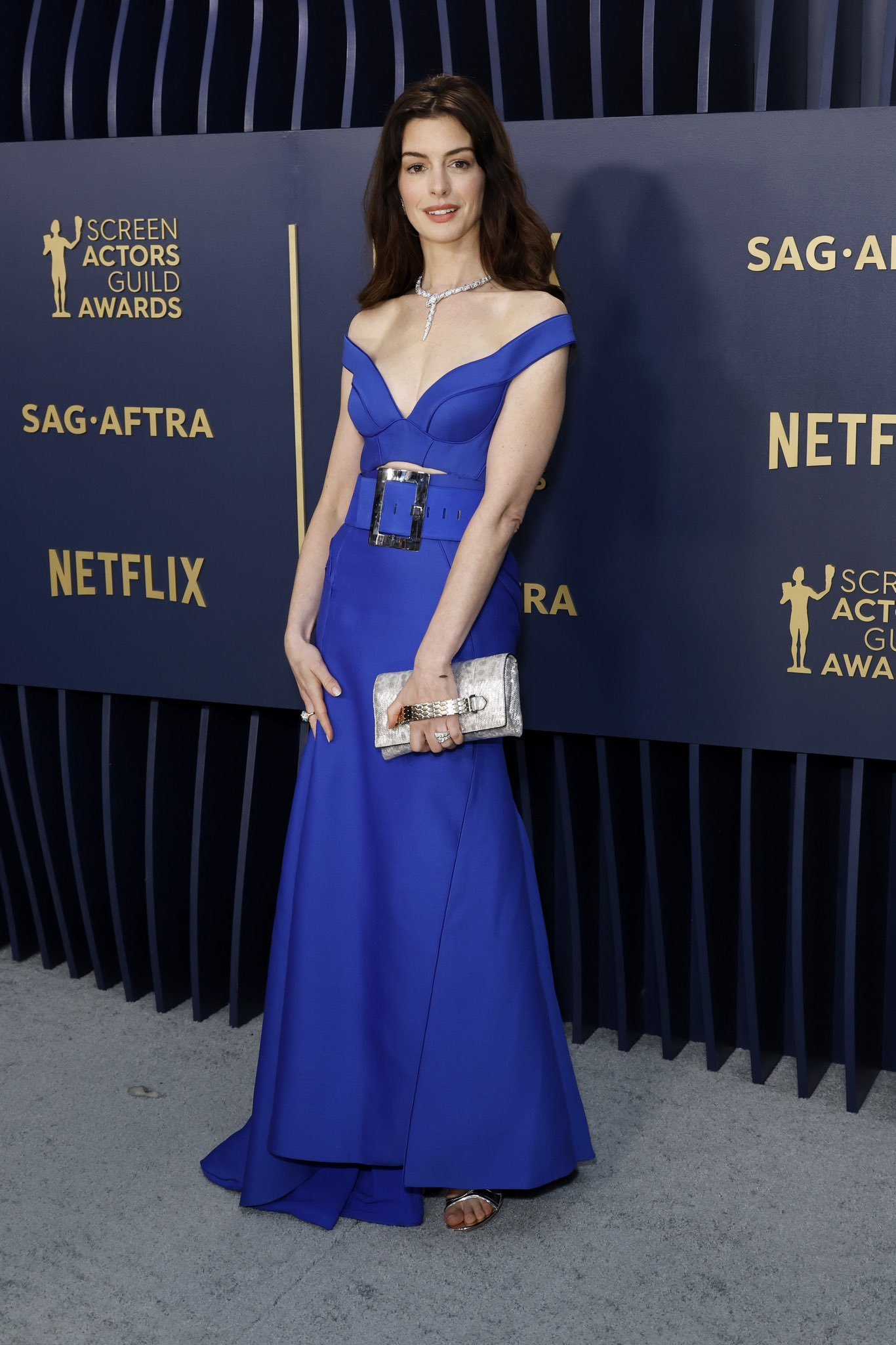 Anne Hathaway - vestido-azul - sag awards 2024 - verão - brasil - https://stealthelook.com.br