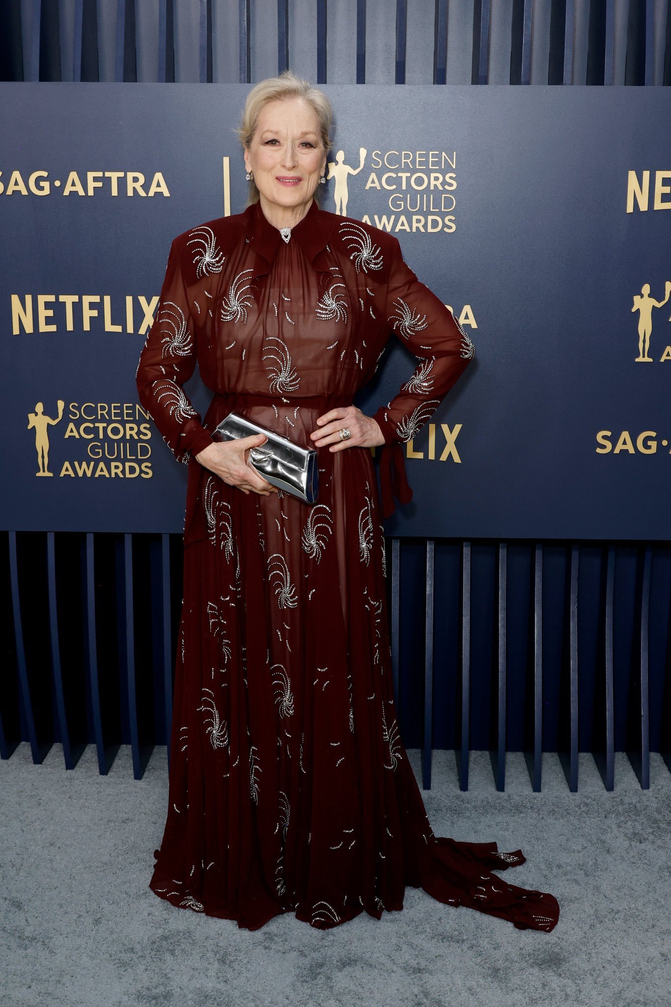 Meryl Streep  - vesiido-vinho-bordado - sag awards 2024 - verão - brasil - https://stealthelook.com.br