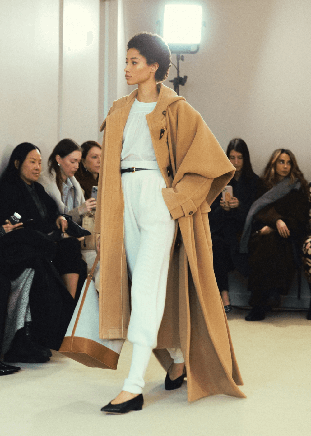 Altuzarra - calça branca, tricot e casaco bege longo - NYFW - inverno - modelo andando na passarela - https://stealthelook.com.br