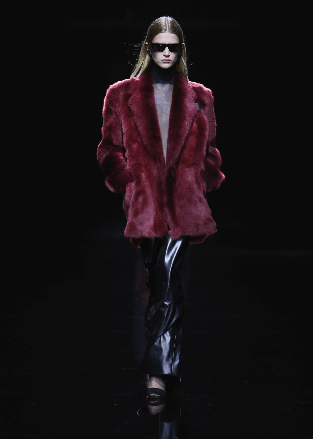Khaite - saia preta, casaco de pelúcia vermelho e óculos - looks estilosos - inverno - modelo andando na passarela - https://stealthelook.com.br