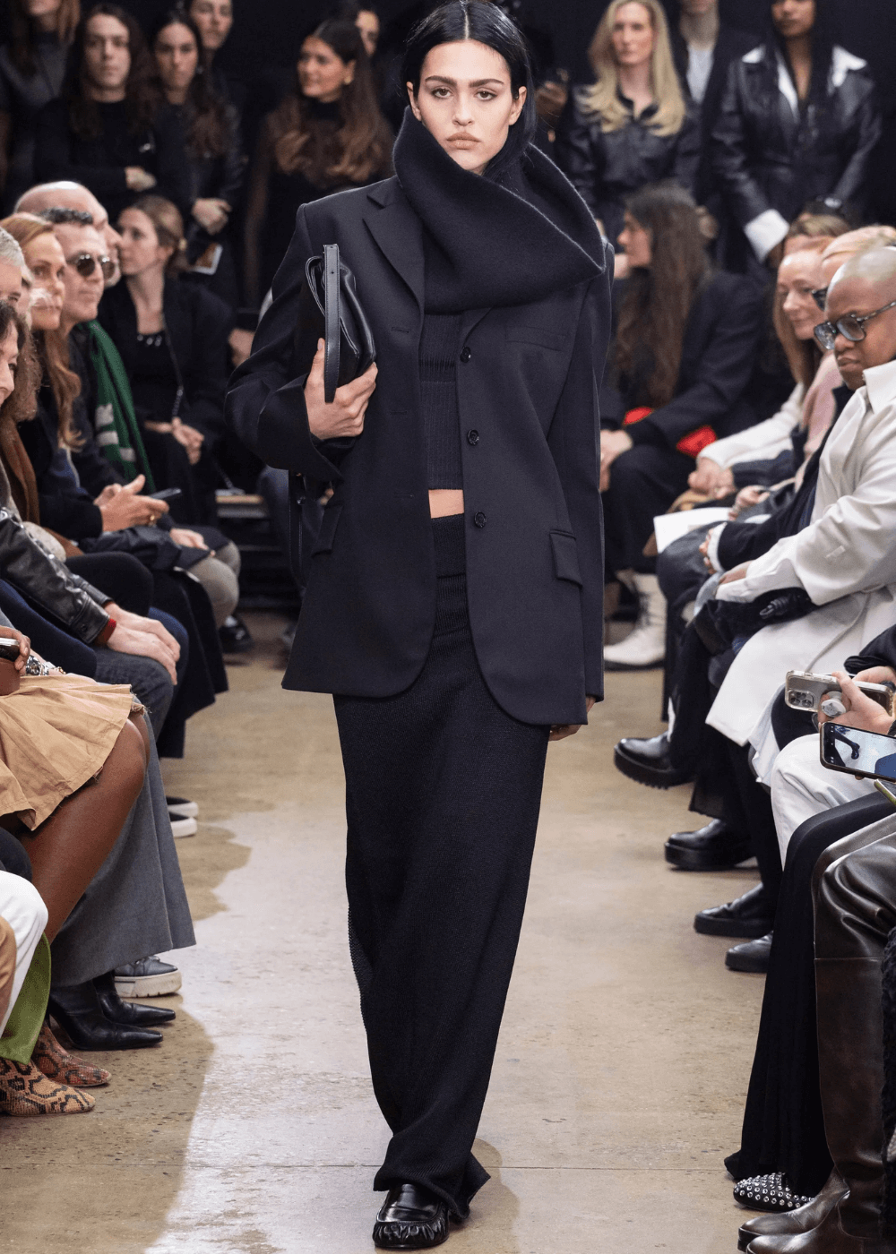 Proenza Schouler - saia longa preta, casaco preto e tricot de maxi gola - looks estilosos - inverno - modelo andando na passarela - https://stealthelook.com.br