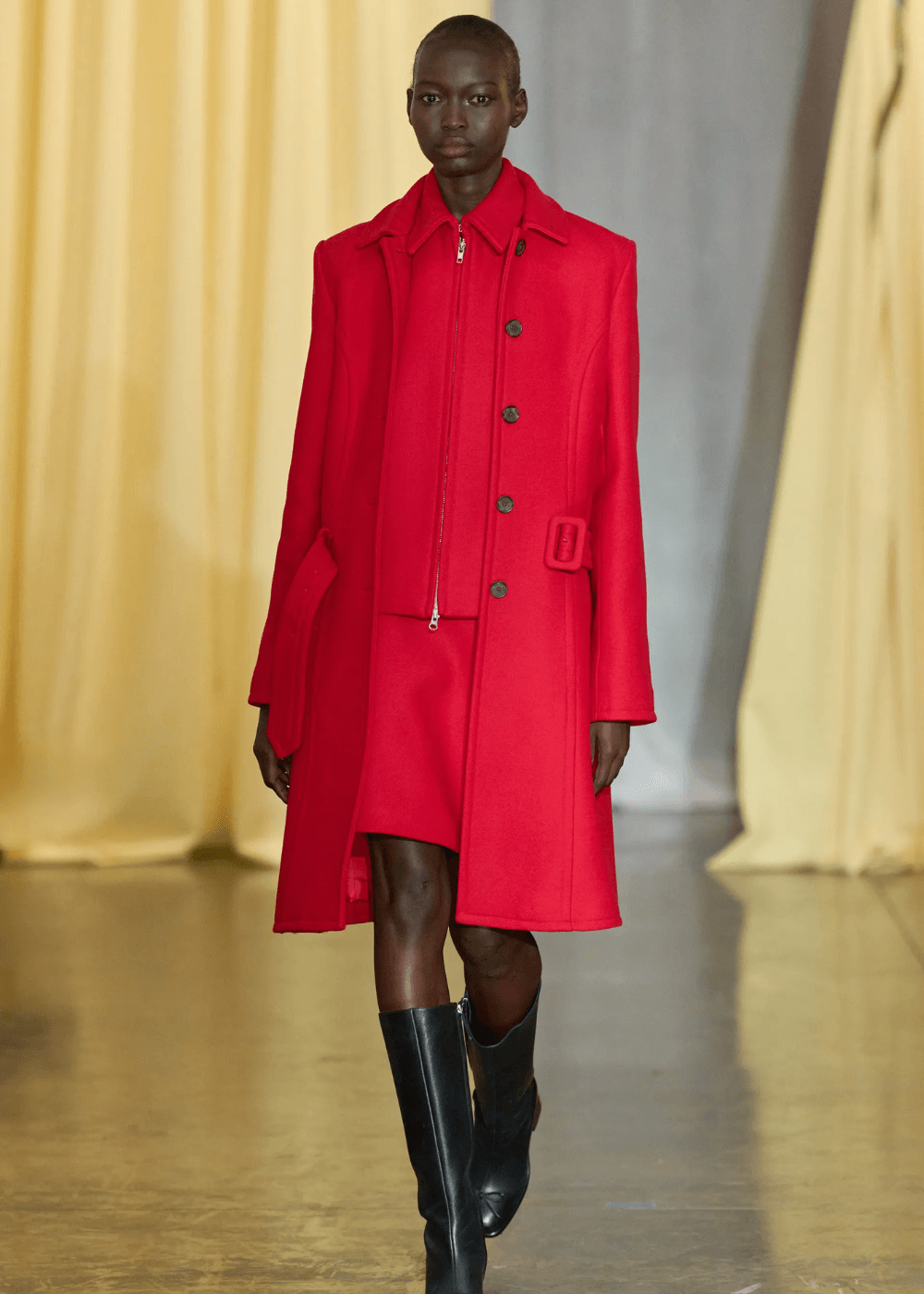 Sandy Liang - conjunto de alfaiataria vermelho - looks estilosos - inverno - modelo negra desfilando na passarela - https://stealthelook.com.br