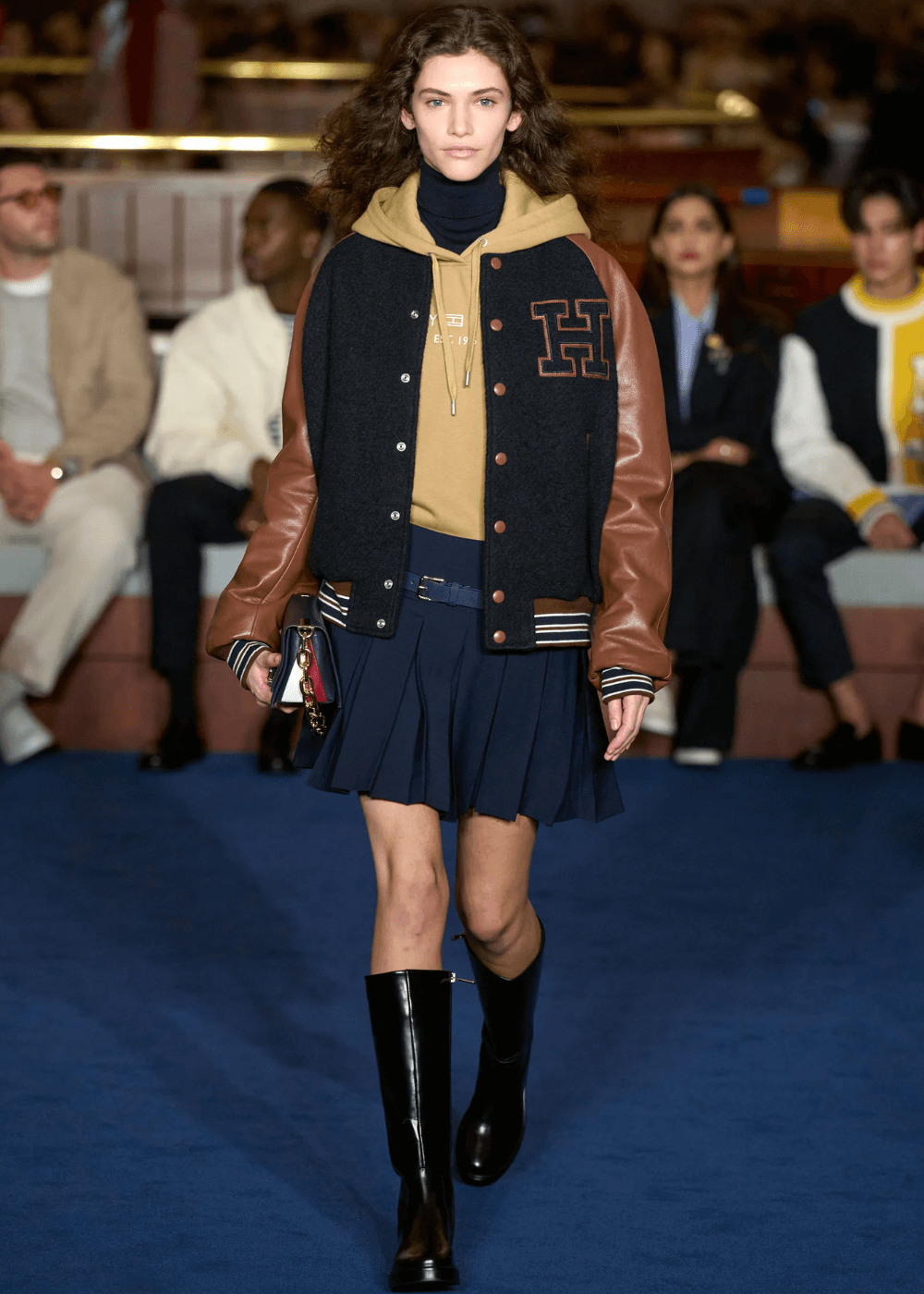 Tommy Hilfiger - calça, trench coat, boné e tricot listrado - looks estilosos - inverno - modelo andando na passarela - https://stealthelook.com.br