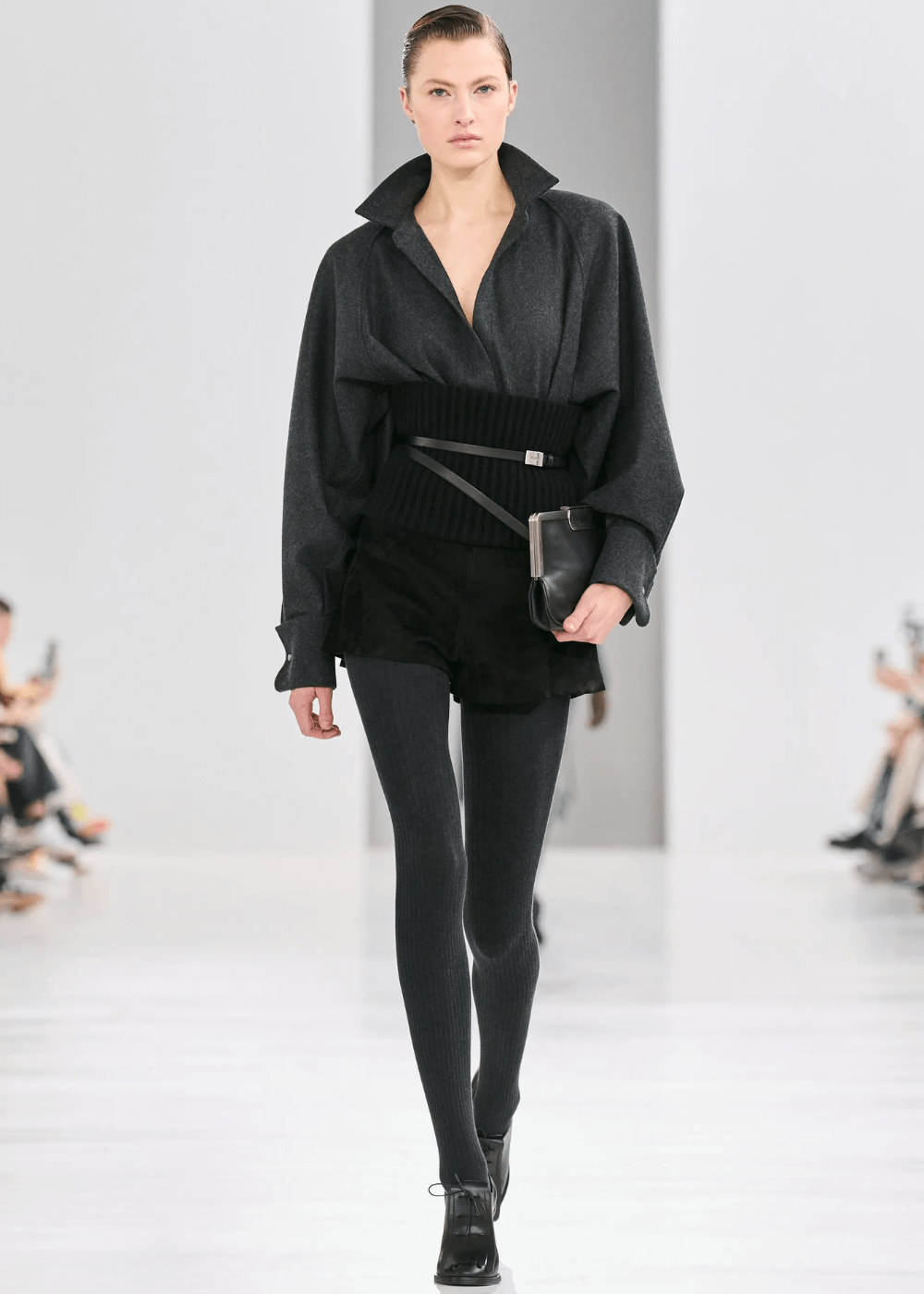 Max Mara A/W 2024 - roupas diversas - tendência de 2024 - inverno - modelo andando na passarela - https://stealthelook.com.br