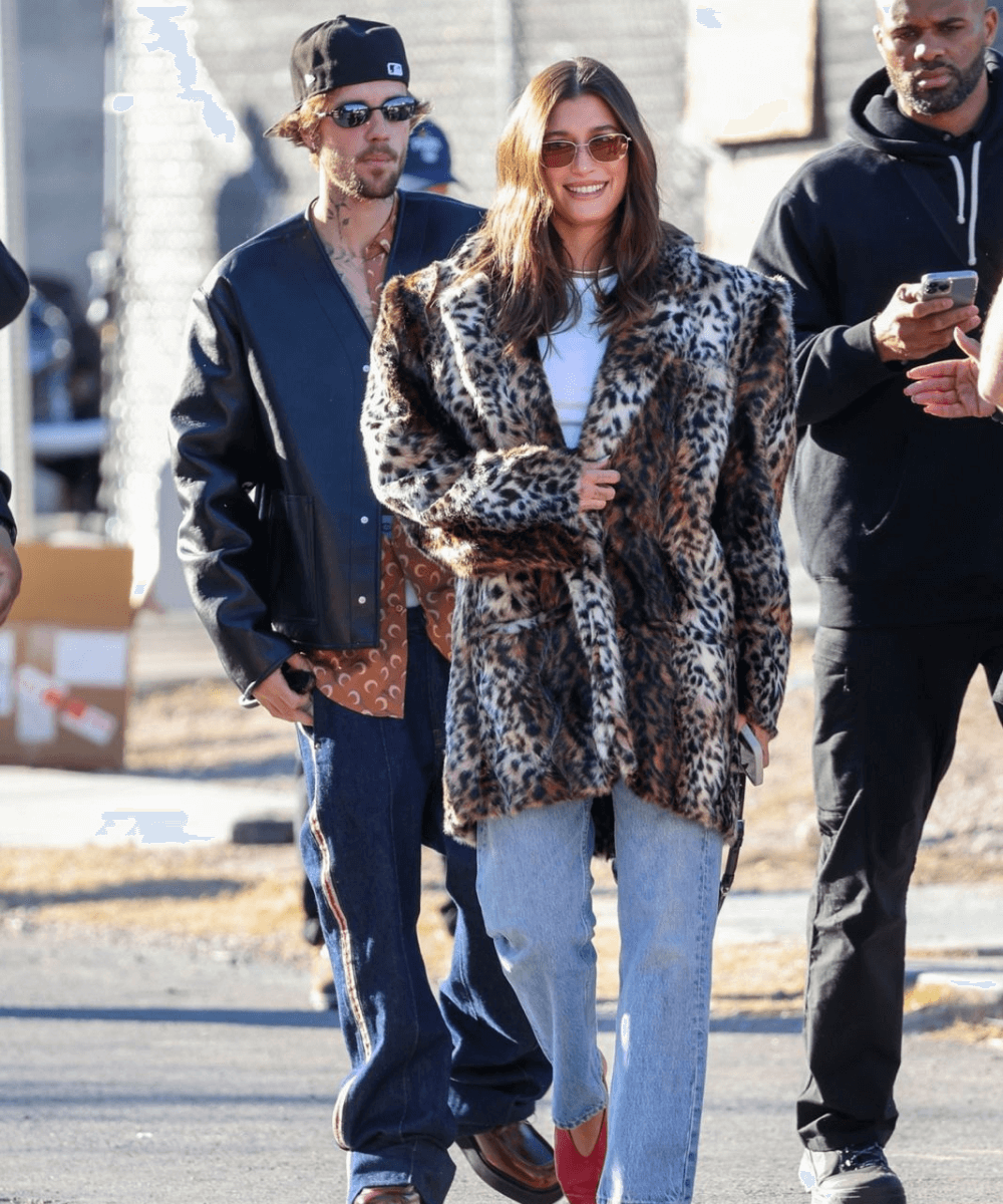 Justin e Hailey Bieber - roupas diversas - Super Bowl 2024 - inverno - casal andando na rua sorrindo - https://stealthelook.com.br