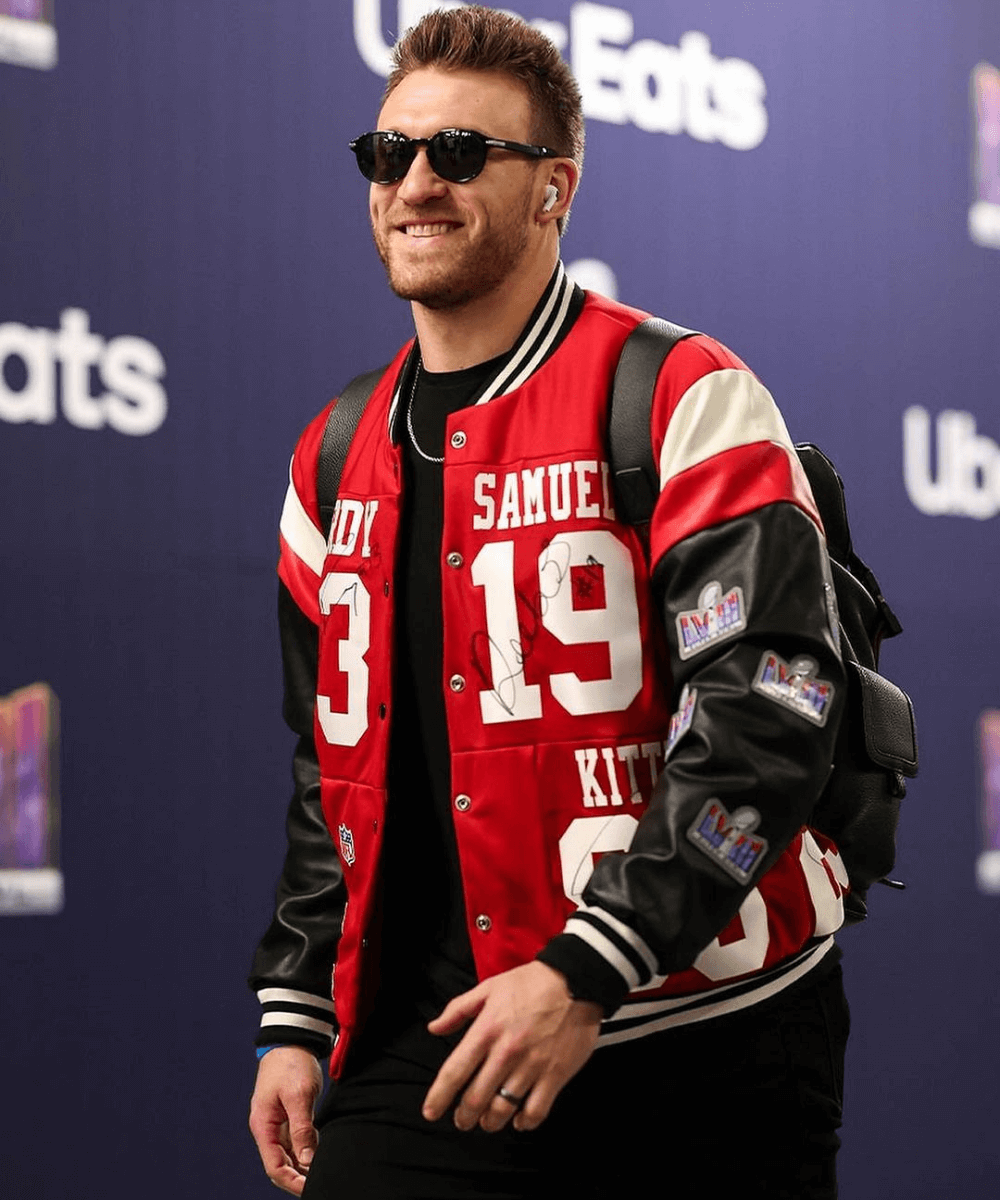 Kyle Juszczyk - calça preta, jaqueta varsity e óculos escuros - Super Bowl 2024 - inverno - homem sorrindo andando de óculos - https://stealthelook.com.br