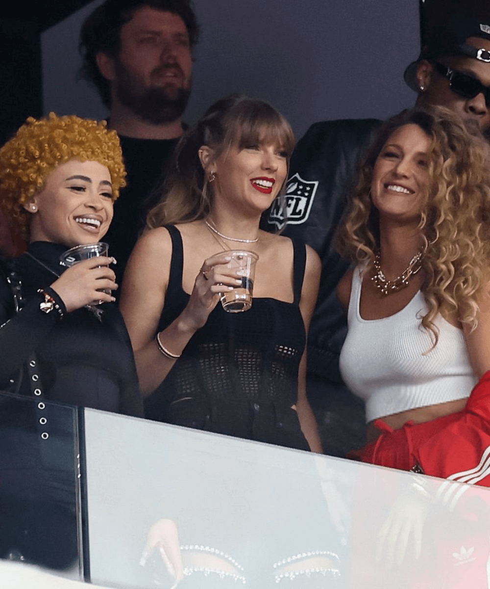 Taylor Swift, Blake Lively e Ice Spice - roupas diversas - Super Bowl 2024 - inverno - três mulheres em pé assistindo ao Super Bowl - https://stealthelook.com.br