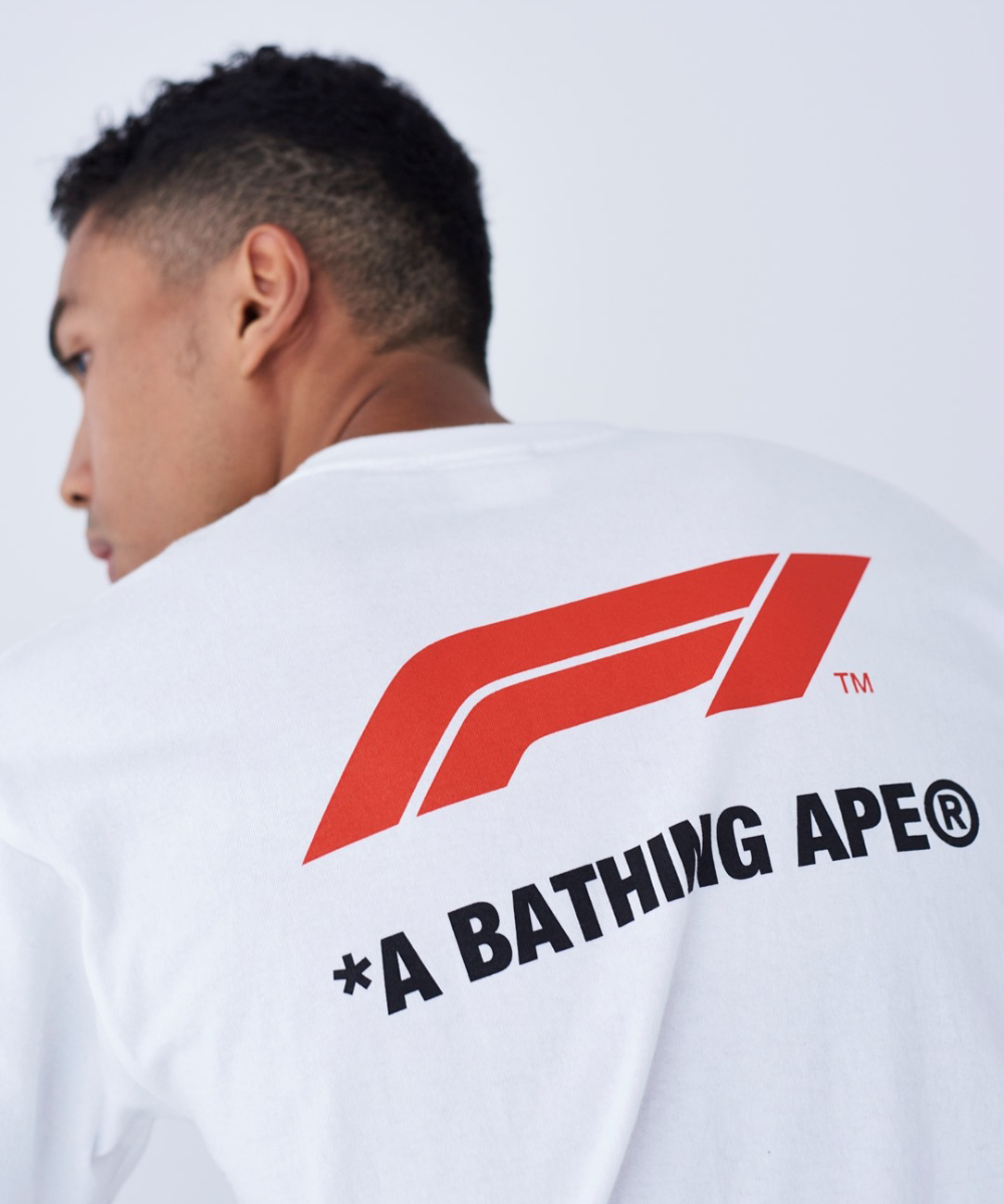 BAPE x Fórmula 1 - camiseta branca - Fórmula 1  - verão - homem negro de costas - https://stealthelook.com.br