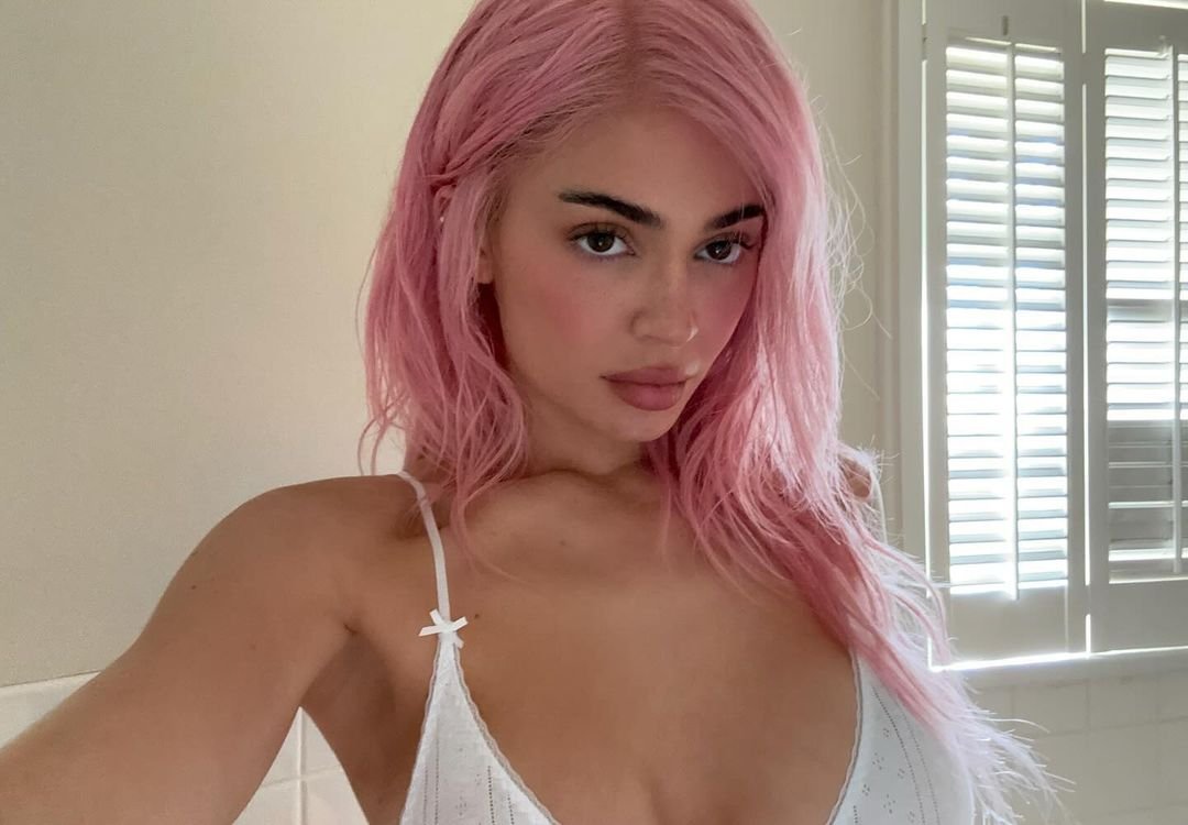 Kylie Jenner - cabelo rosa - cabelo rosa - casa - casa - https://stealthelook.com.br