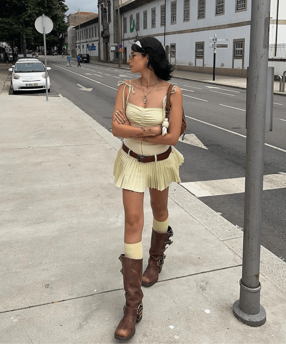 Ines Silva | @irisloveunicorns - vestido curto amarelo pastel e botas - biker boots - verão - mulher em pé na rua usando óculos de sol - https://stealthelook.com.br