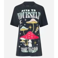 Camiseta Manga Curta Em Meia Malha Com Cogumelos Estampados Cinza