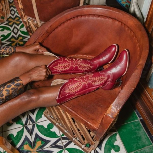Além do estilo country: 7 inspirações para você usar a bota cowboy
