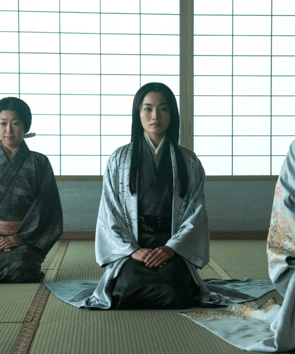 Xógum: A Gloriosa Saga do Japão - kimono cinza - Xógum - outono - mulher asiática sentada em uma sala usando kimono cinza - https://stealthelook.com.br