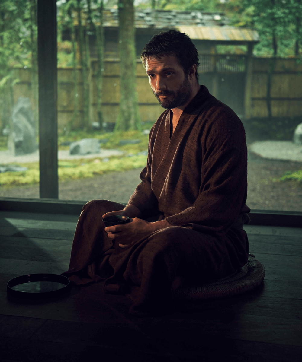 Xógum: A Gloriosa Saga do Japão - kimono marrom simples - Xógum - outono - homem sentado em uma sala de pernas  - https://stealthelook.com.br