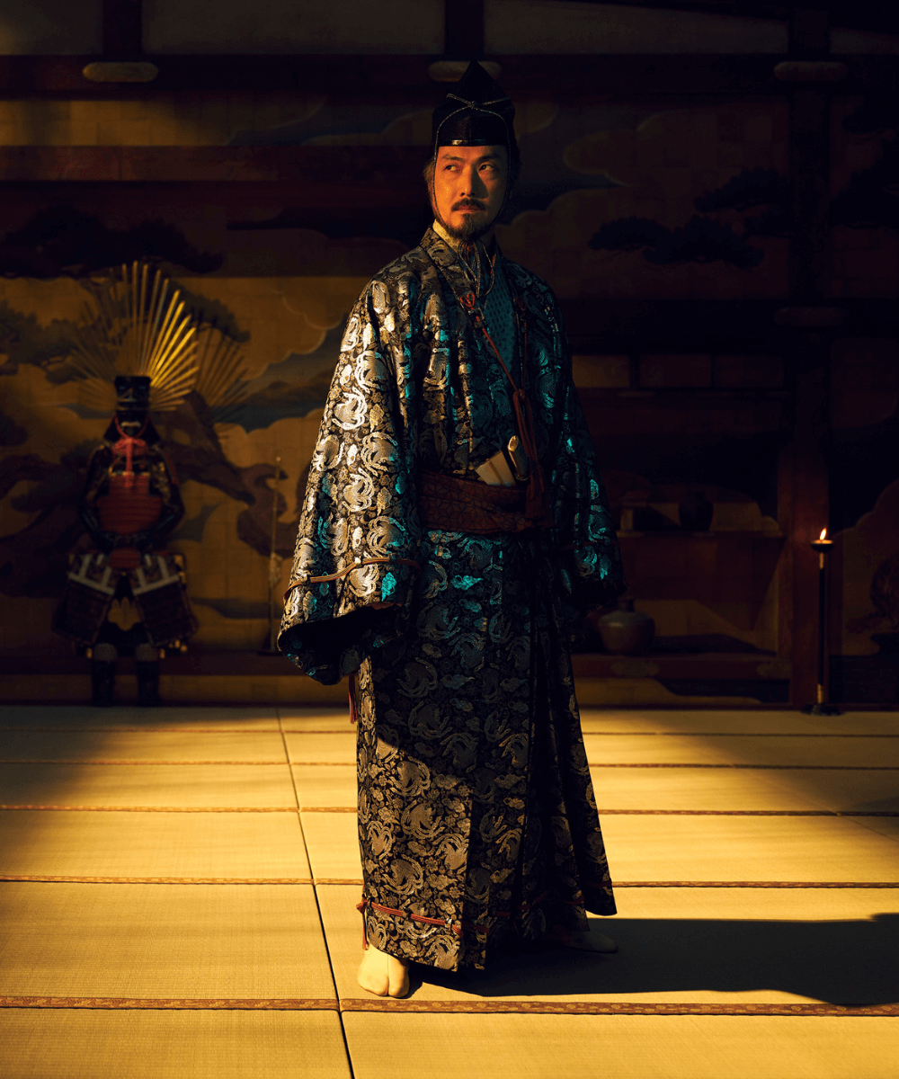 Xógum: A Gloriosa Saga do Japão - kimono - Xógum - inverno - homem asiático em pé  - https://stealthelook.com.br