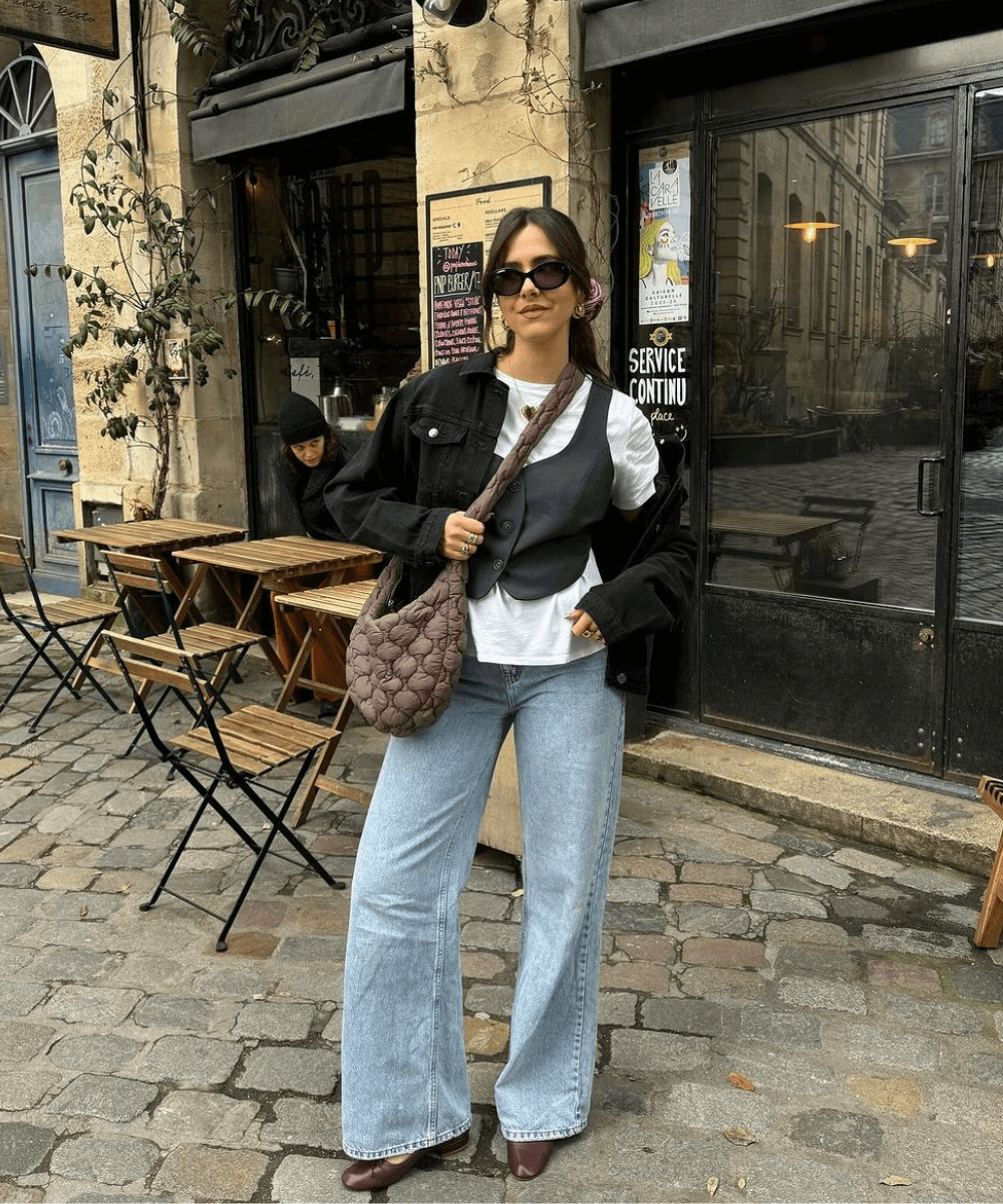 @florettenacer - calça jeans, camiseta branca, colete preto, blazer preto e sapatilha - jeans e camiseta - outono - mulher de óculos em pé na rua - https://stealthelook.com.br
