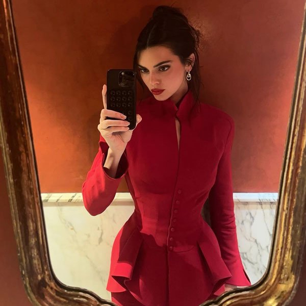 Kendall Jenner - look todo vermelho - ladylike - Inverno - Paris - https://stealthelook.com.br