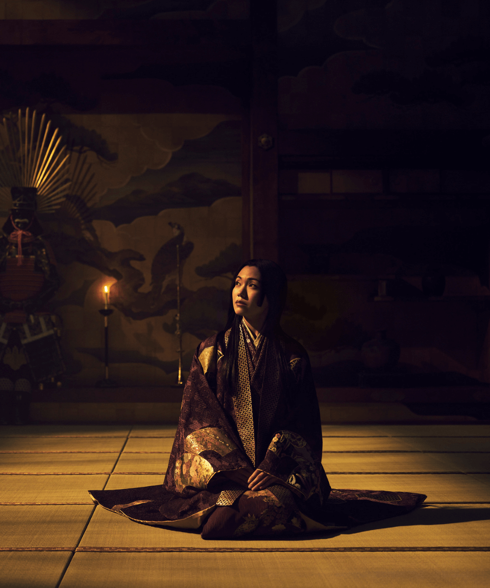 Xógum: A Gloriosa Saga do Japão - roupão vermelho - Xógum - inverno - Mulher asiática tocando - https://stealthelook.com.br