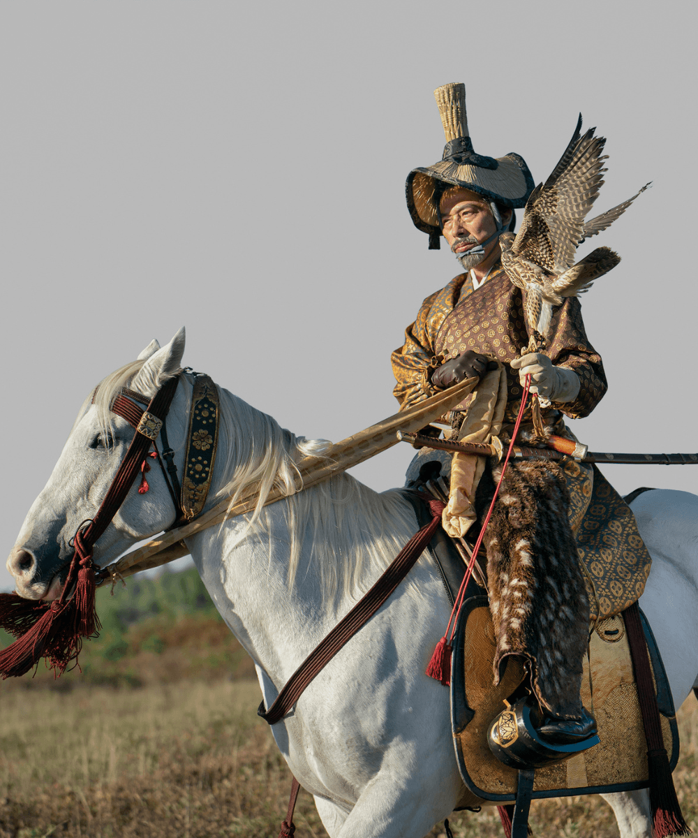 Xógum: A Gloriosa Saga do Japão - figurino japonês de samurai  - Xógum - inverno - homem asiático de armadura em um cavalo branco - https://stealthelook.com.br