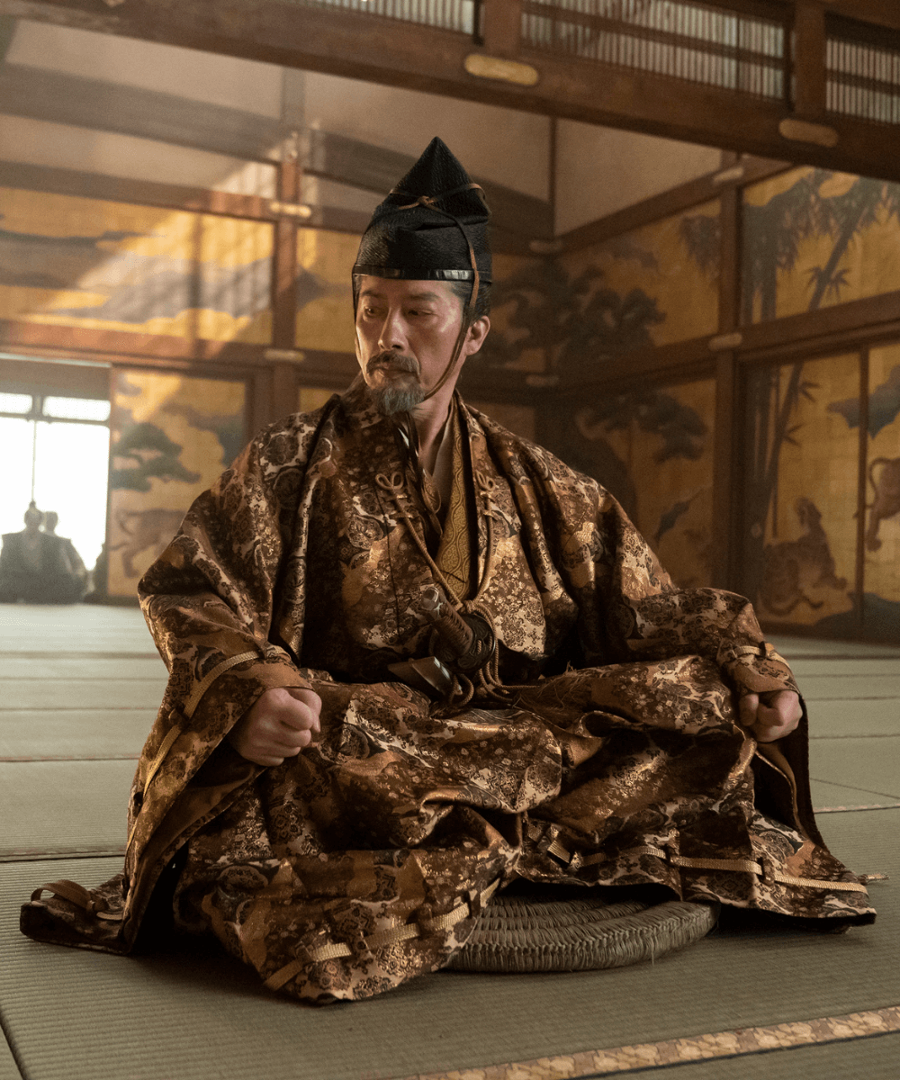 Xógum: A Gloriosa Saga do Japão - kimono - Xógum - outono - homem japonês sentado - https://stealthelook.com.br