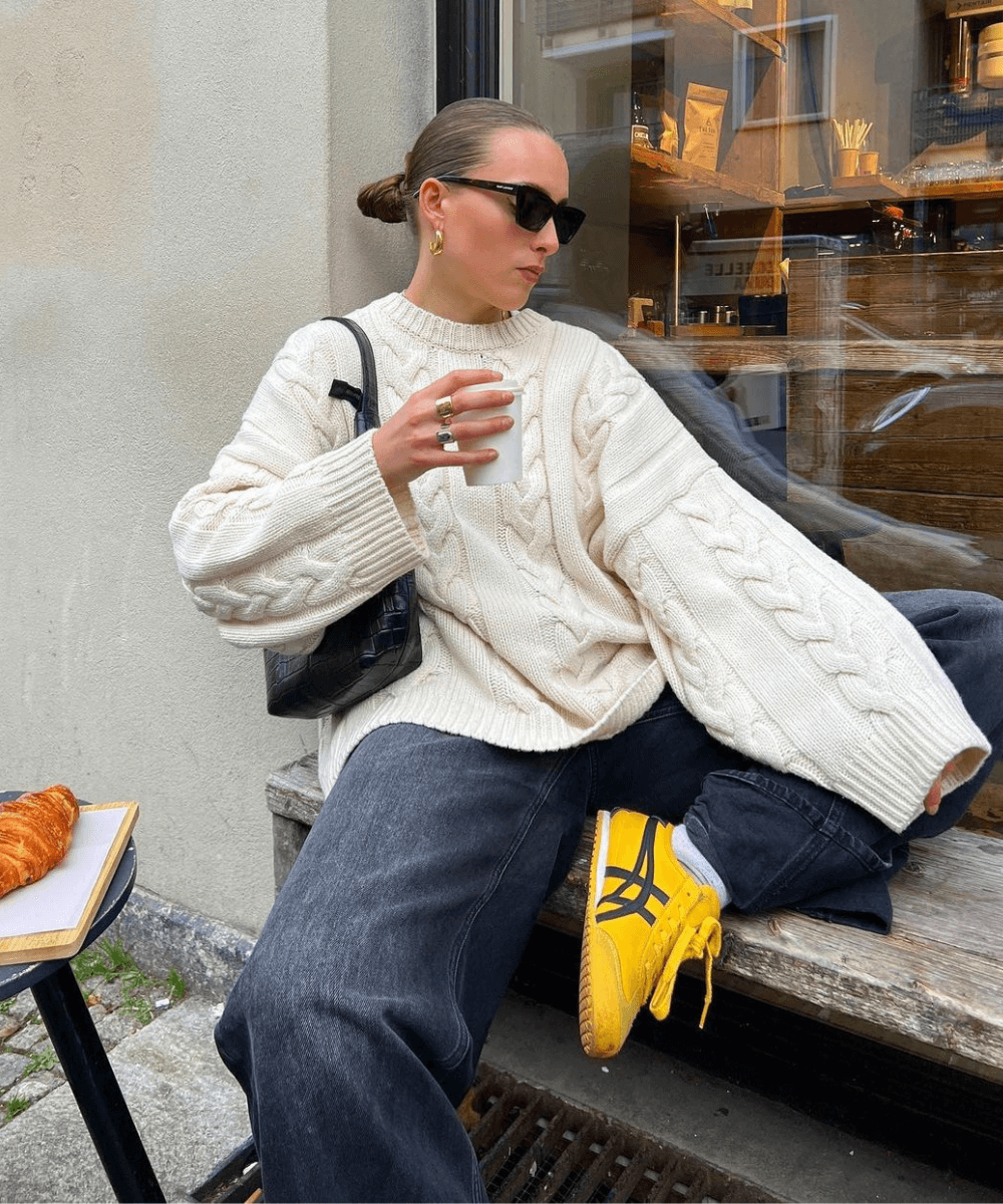 @lara_bsmnn - calça jeans, trico branco e tênis amarelo - looks com tênis - outono - mulher na rua sentada em um banco - https://stealthelook.com.br
