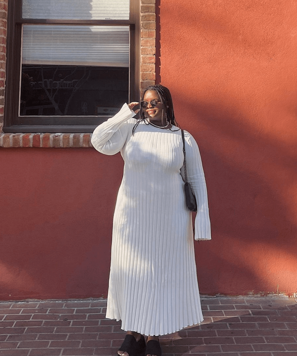@devyoumans -  vestido de tricô off white de mangas longas e chinelo de plataforma - looks fáceis - outono - mulher negra em pé na rua - https://stealthelook.com.br
