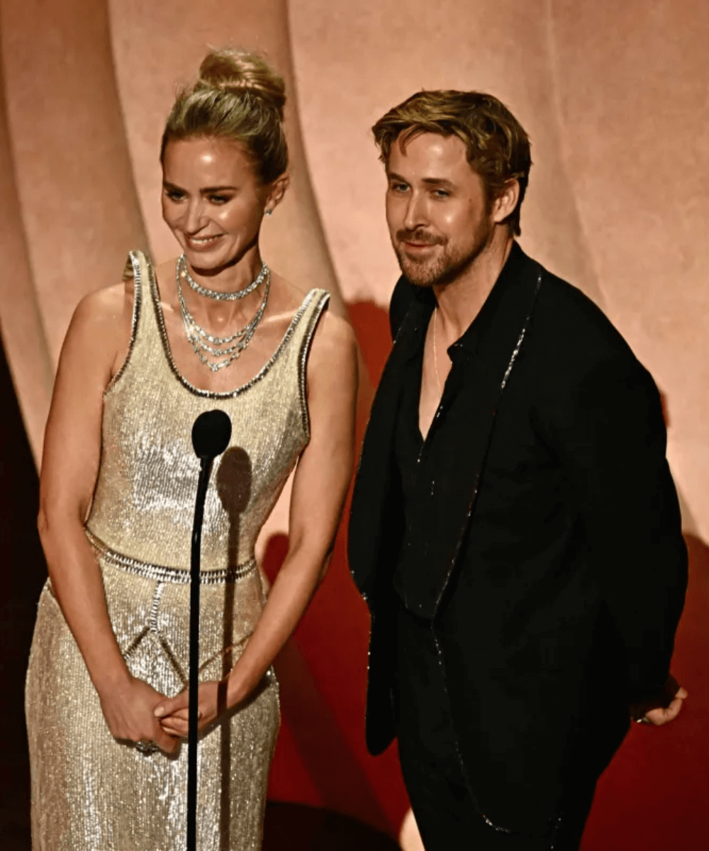 Emily Blunt e Ryan Gosling - roupas diversas - melhores momentos do Oscar - inverno - atores em pé no palco sorrindo - https://stealthelook.com.br