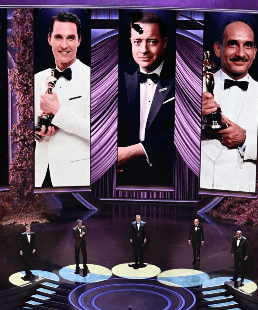 Melhores atores do Oscar - roupas diversas - melhores momentos do Oscar - inverno - cinco homens em pé em um palco com luzes sob eles - https://stealthelook.com.br