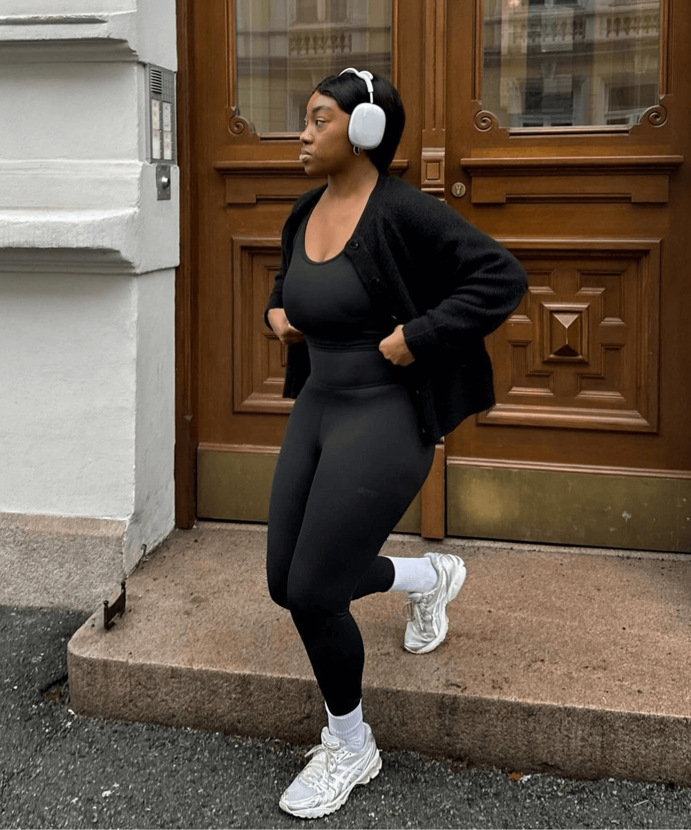 Nnenna Echem - roupa fitness - moda esporte - outono - mulher negra em pé na rua usando óculos de sol - https://stealthelook.com.br