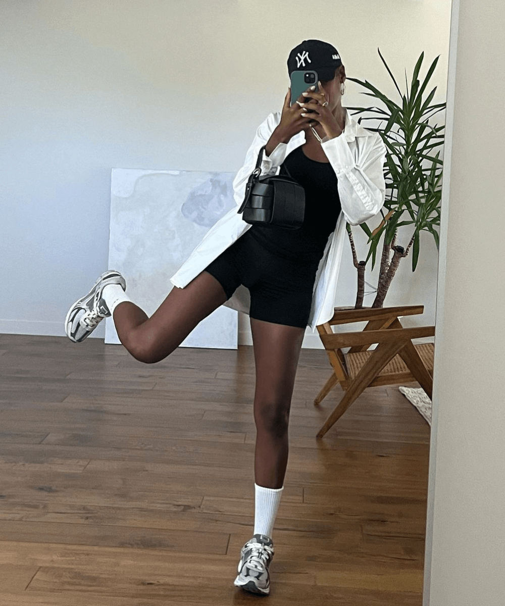 Claire Most - roupa fitness - moda esporte - outono - mulher negra tirando foto no espelho - https://stealthelook.com.br
