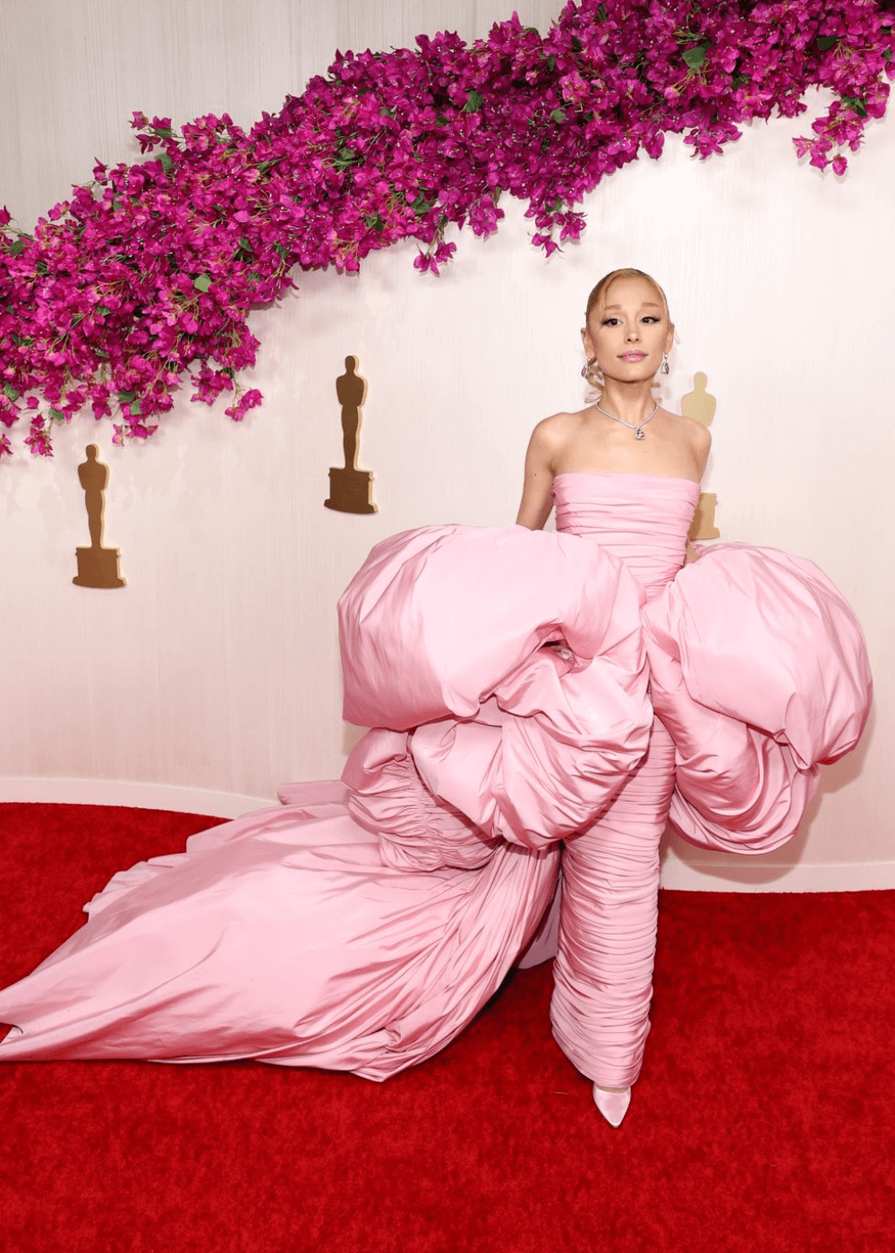Ariana Grande - vestido rosa bufante - Oscar 2024 - inverno - mulher em pé no tapete vermelho - https://stealthelook.com.br