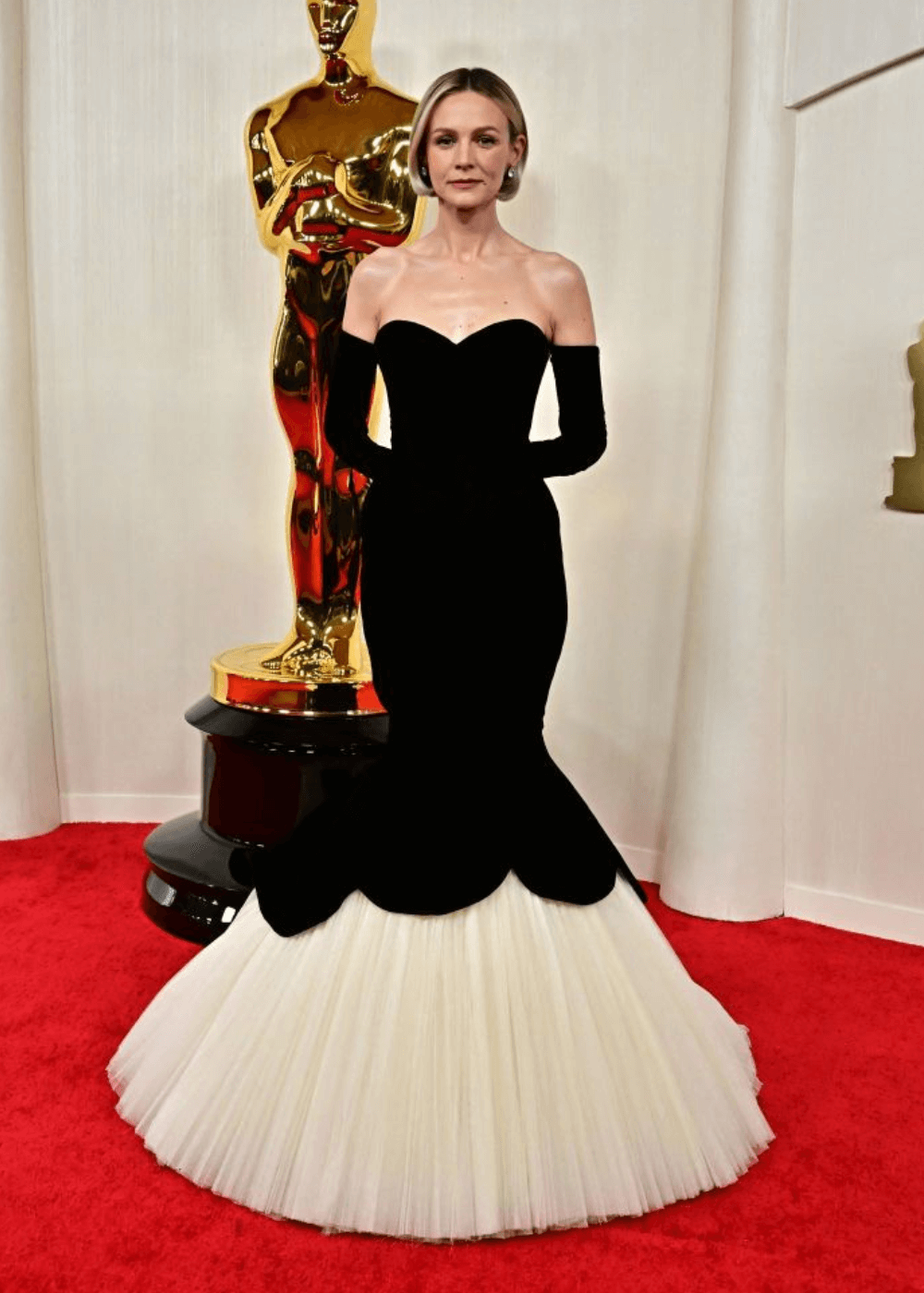 Carey Mulligan - vestido longo preto com luvas - Oscar 2024 - inverno - mulher loira em pé no tapete vermelho - https://stealthelook.com.br