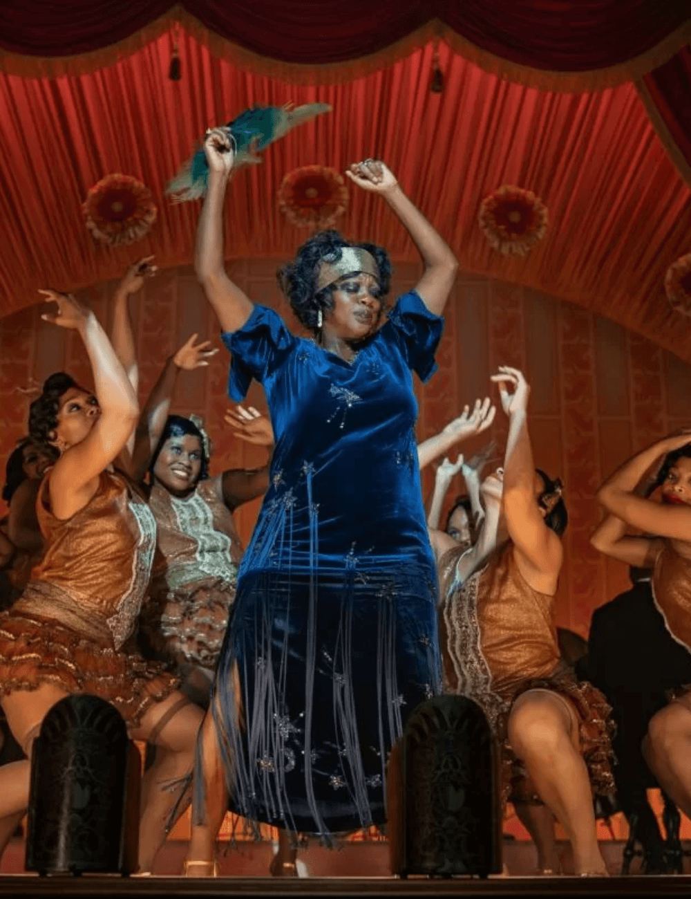 A Voz Suprema do Blues - roupas diversas - figurinos mais emblemáticos - inverno - mulher negra de vestido azul dançando - https://stealthelook.com.br