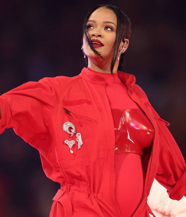 Rihanna - macacão vermelho - broches - Inverno - Super Bowl 2023 - https://stealthelook.com.br