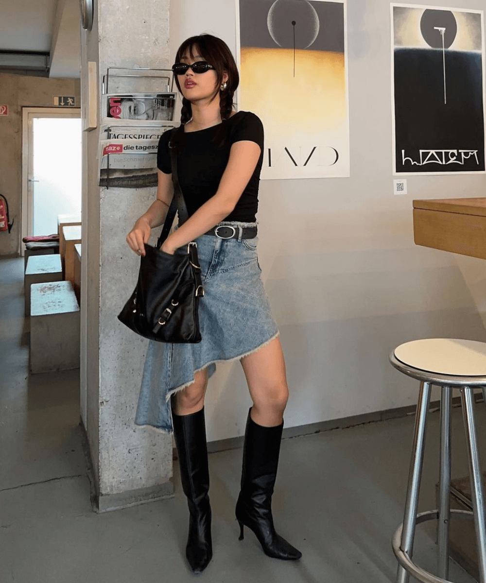Jihoon Kim - saia midi jeans assimétrica, bota longa preta e cropped preto - sapatos tendência - inverno - mulher asiática em pé usando óculos de sol - https://stealthelook.com.br