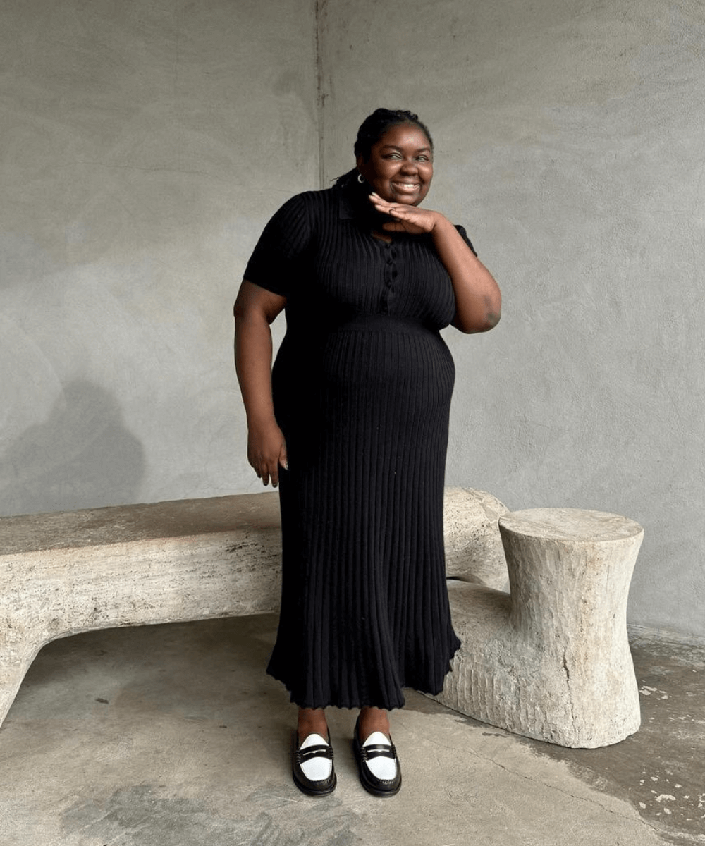 Abisola Omole - vestido preto canelado longo e mocassim marrom claro e branco - sapatos tendência - outono - mulher negra em pé em uma sala sorrindo - https://stealthelook.com.br
